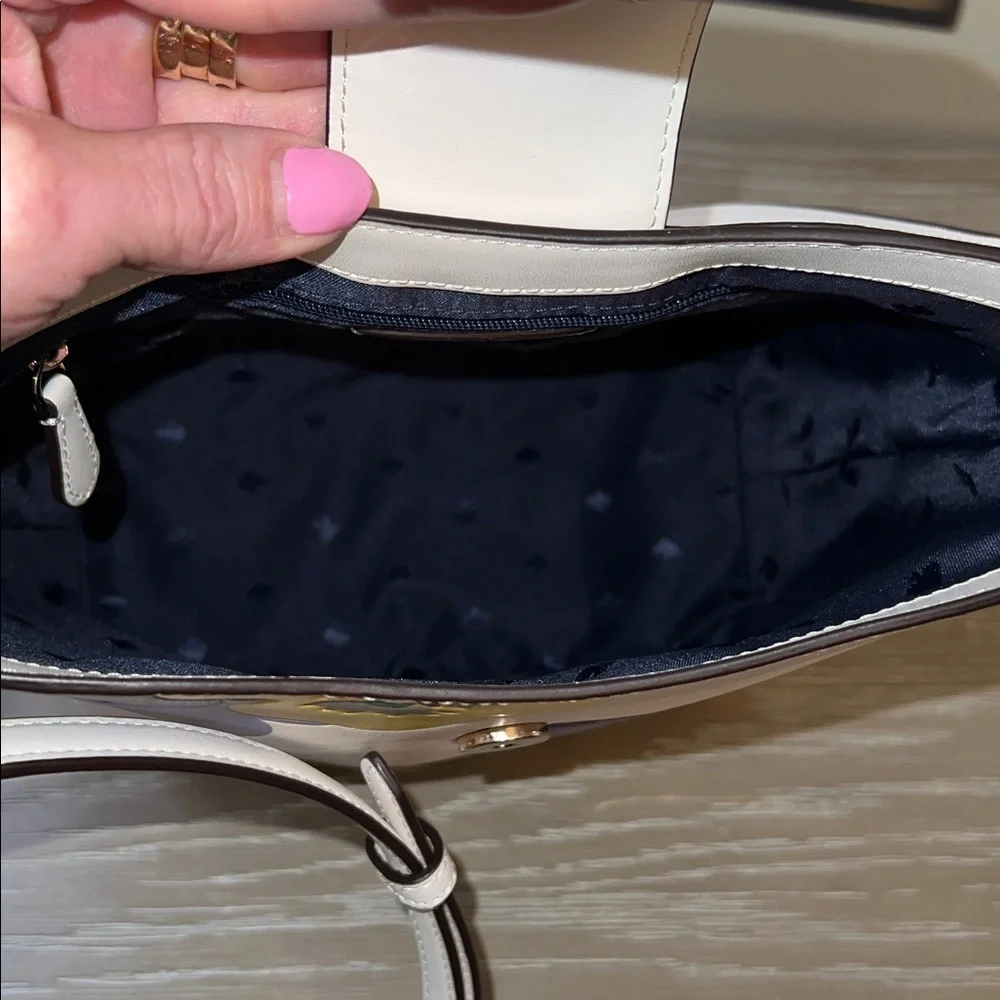 Kate Spade New York Reegan Pansy Toss Bucket Bag. - Picture 11 of 12